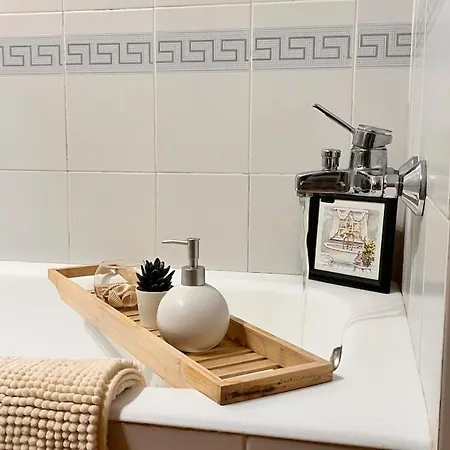 Villa Con Piscina Y Barbacoa En *