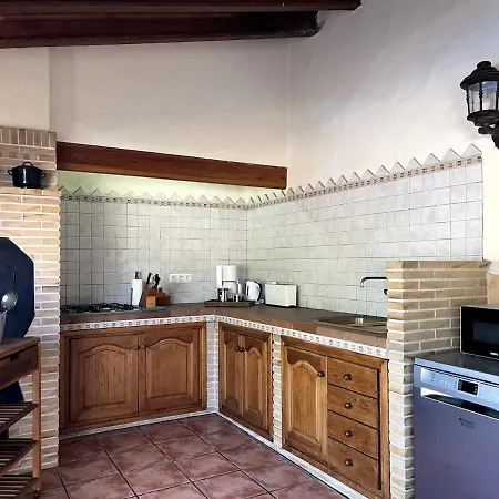 Villa Con Piscina Y Barbacoa En *