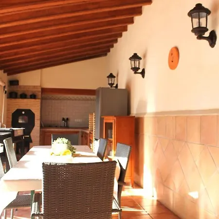 Con Piscina Y Barbacoa En *